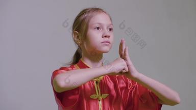 少年女孩如果问候手拳头左棕榈武或谁中国人武术艺术问候拳头棕榈salute称呼如果